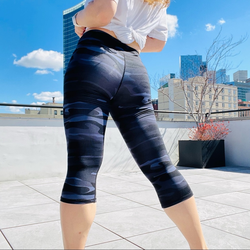 Andrew Marc NY Camo Leggings Pants Performance Crop - Picture 12 of 16